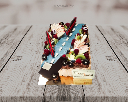 Auto taart als themagebak door patisserie en chocolaterie Smaakkunst te Roeselare