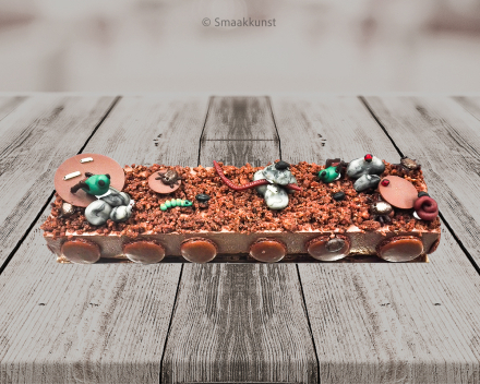 Caramba met kriebelbeestjes taart als themagebak door patisserie en chocolaterie Smaakkunst te Roeselare
