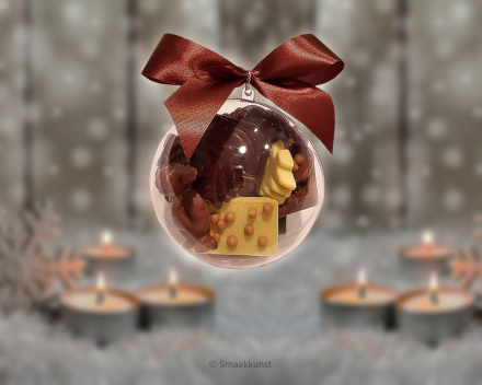 de kerstbal uit het assortiment Kerst- en eindejaarsgebak door patisserie en chocolaterie Smaakkunst Roeselare