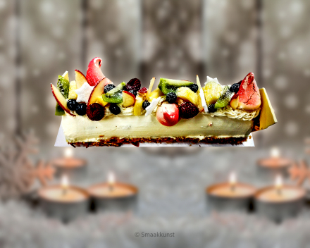 Een kerstbuche slagroom en vers fruit als Kerst- en eindejaarsgebak door patisserie en chocolaterie Smaakkunst Roeselare