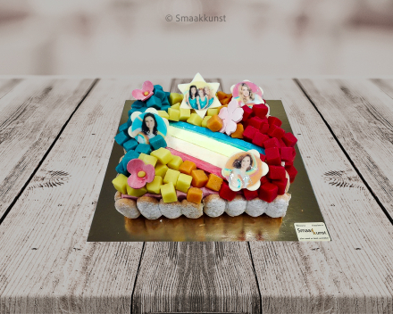 De K3-taart als themagebak door patisserie en chocolaterie Smaakkunst te Roeselare