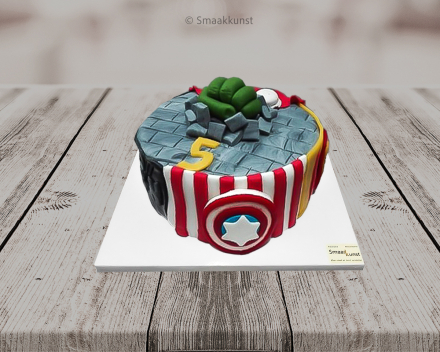 The avengers taart als themagebak door patisserie en chocolaterie Smaakkunst te Roeselare